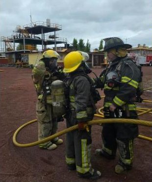 Bomberos con equipos de respiración autónoma durante un entrenamiento