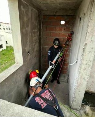 Práctica de rescate en un espacio confinado