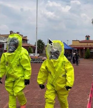 Dos bomberos con trajes de protección química