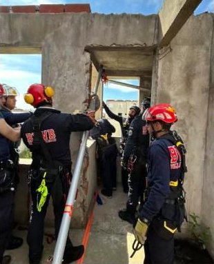 Práctica de rescate en una estructura con equipos de anclaje