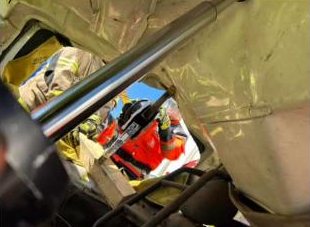Práctica de rescate vehicular con herramienta de excarcelación