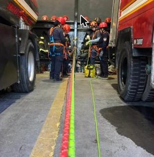 Taller de rescate con cuerdas dentro de un cuartel de bomberos